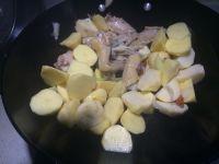 土豆炖鸡翅的做法步骤5