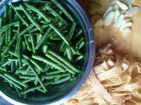 豆角炒干豆腐皮的做法步骤2