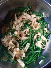 豆角炒干豆腐皮的做法步骤5