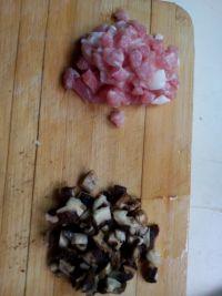 香菇肉酱拌面的做法步骤1