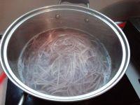 豆角炒紫薯面条的做法步骤3