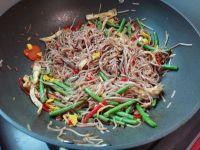 豆角炒紫薯面条的做法步骤10