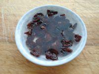 莓干三色鸡丁的做法步骤2