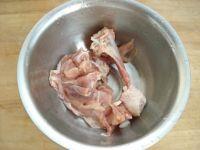 莓干三色鸡丁的做法步骤3