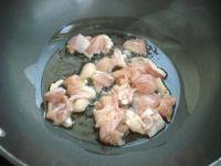 莓干三色鸡丁的做法步骤5