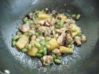 莓干三色鸡丁的做法步骤9