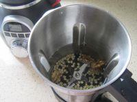 黑豆核桃豆浆的做法步骤2