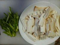 尖椒炒杏鲍菇的做法步骤2