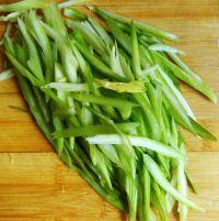 西芹炒羊肉的做法步骤2