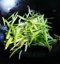 西芹炒羊肉的做法步骤8