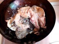 酸菜炖三文鱼头的做法步骤3