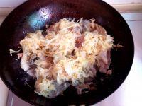 酸菜炖三文鱼头的做法步骤4