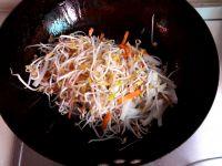 鸡腿肉炒豆芽的做法步骤3