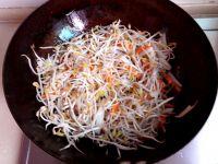 鸡腿肉炒豆芽的做法步骤4