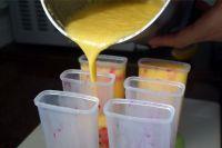 哈密瓜椰奶火龙果冰棒的做法步骤7