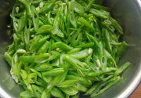 鸡蛋炒豆角的做法步骤2