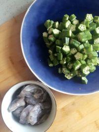 秋葵炒虾仁的做法步骤2