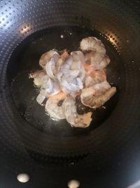 秋葵炒虾仁的做法步骤3