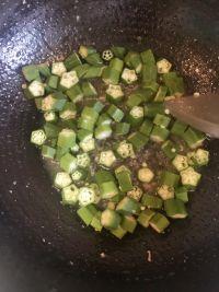 秋葵炒虾仁的做法步骤5