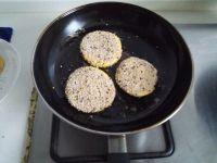 南瓜芝麻糯米饼的做法步骤5