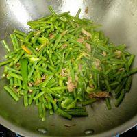 肉炒豇豆的做法步骤6