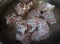 冬瓜薏米百合排骨汤的做法步骤2