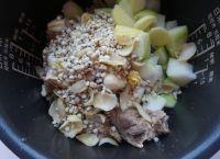 冬瓜薏米百合排骨汤的做法步骤5