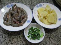 土豆炒基围虾的做法步骤1
