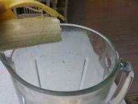 香蕉奶昔的做法步骤3