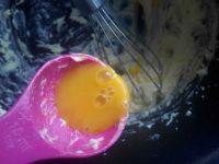 蔓越莓玛芬蛋糕的做法步骤3