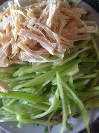 青椒腐竹肉丝的做法步骤1