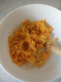 红薯蜜豆饼的做法步骤2