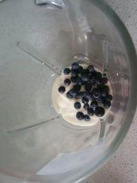 蓝莓奶昔的做法步骤3