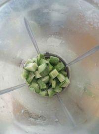 黄瓜奶昔的做法步骤2