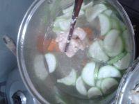 红萝卜鱼片汤的做法步骤5