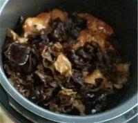 木耳焖鸡翅的做法步骤7