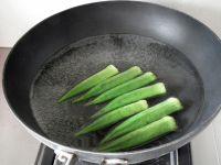 蚝油腊肠炒秋葵的做法步骤4