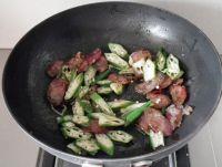 蚝油腊肠炒秋葵的做法步骤12