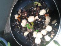 肉丸子炒辣椒木耳的做法步骤7