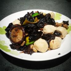 肉丸子炒辣椒木耳
