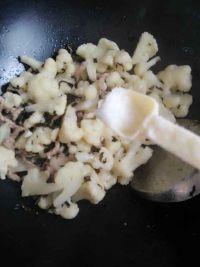 梅干菜肉丝烧花菜的做法步骤7