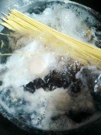 鸽肉窝蛋面的做法步骤5