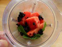西瓜蓝莓沙冰的做法步骤2