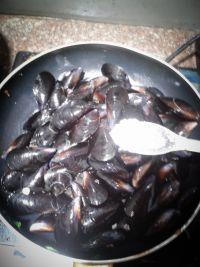 炒黑蛤蜊的做法步骤4