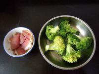 腊肉炒西兰花的做法步骤1