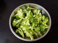 腊肉炒西兰花的做法步骤3