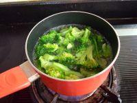 腊肉炒西兰花的做法步骤4