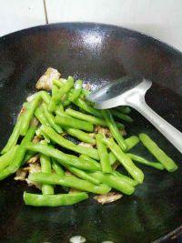 五花肉炒四季豆的做法步骤7