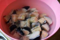 五花肉炖河豚鱼干的做法步骤2