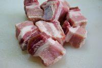 五花肉炖河豚鱼干的做法步骤3